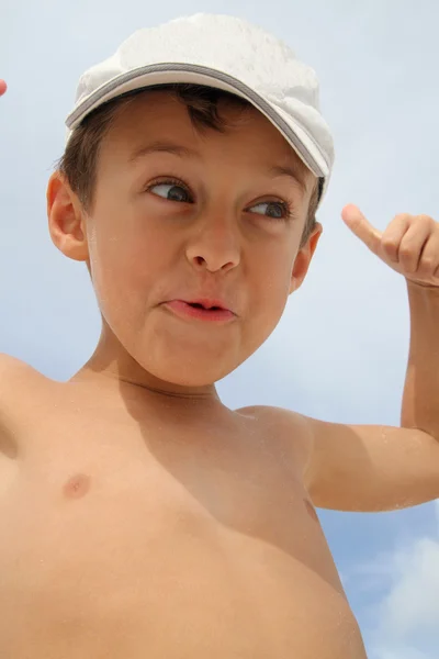 Jongen met plezier in de zon — Stockfoto