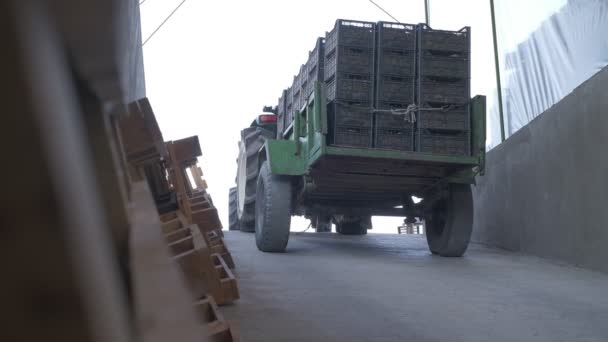 Camion Avec Des Caisses Arrière Déplace Envers Pour Déchargement Mouvement — Video