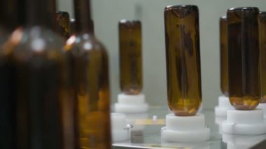 Çamaşır makinesinde kahverengi bardaktan yapılmış boş şarap şişeleri. Ağır çekimde kapat