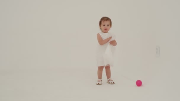 Menina Vestido Branco Está Jogando Com Bolas Coloridas Movimento Lento — Vídeo de Stock