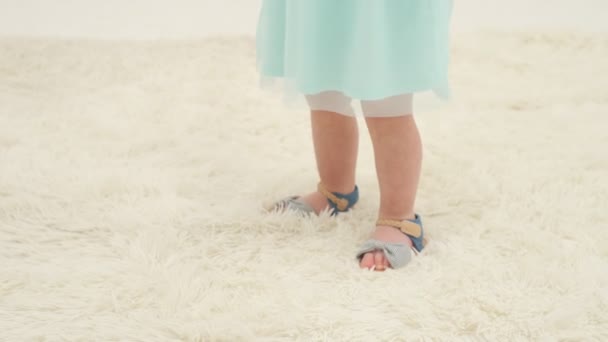 Petite Fille Pieds Sur Tapis Blanc Gros Plan Mouvement Lent — Video