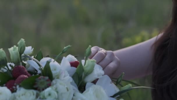 Mão Mulher Toca Buquê Rosas Brancas Morangos Close Câmera Lenta — Vídeo de Stock