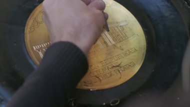 Buhara ustası kalıpları tepsiye oyuyor. Yaklaşın, ağır çekim.