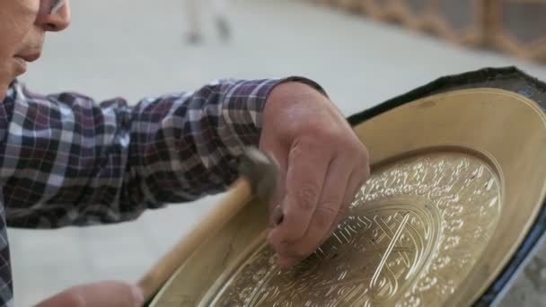 Bukhara Master Engraves Patterns Tray Close Slow Motion — Stock Video