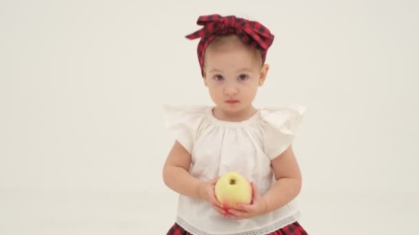 Ekose Saç Bandı Etekli Küçük Kız Büyük Elma Tutuyor Ağır — Stok video
