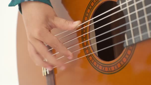 Mały Chłopiec Gra Dużej Gitarze Klasycznej Ręce Bliska Zwolniony Ruch — Wideo stockowe