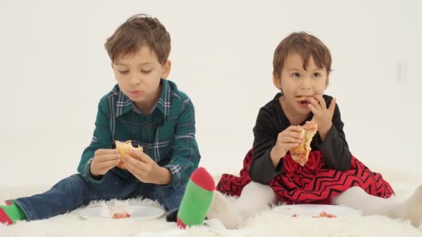 Twee Kinderen Jongen Meisje Eten Hotdogs Zittend Het Witte Tapijt — Stockvideo