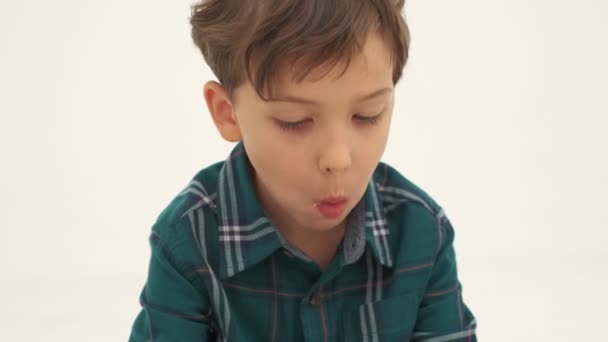 Αγόρι Ελαφρώς Βρώμικο Πρόσωπο Τρώει Χοτ Ντογκ Κλείσιμο Αργής Κίνησης — Αρχείο Βίντεο