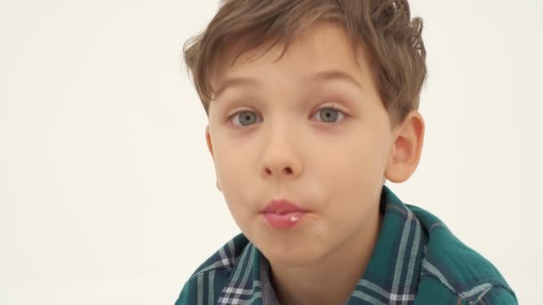 Băiatul Faţă Uşor Murdară Mănâncă Hot Dog Închide Mișcarea Lentă — Videoclip de stoc