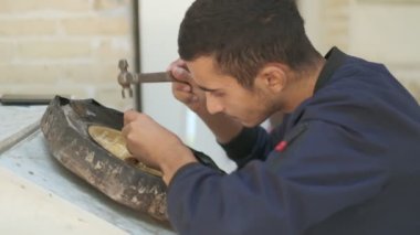 Buhara ustası kalıpları tepsiye oyuyor. Yavaş çekim