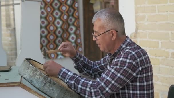 Bukhara Meester Graveert Patronen Een Dienblad Langzame Beweging — Stockvideo