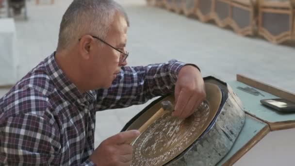 Maître Boukhara Grave Des Motifs Sur Plateau Mouvement Lent — Video