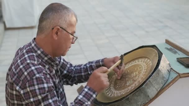 Bukhara Mester Mintákat Vésett Tálcára Lassú Mozgás — Stock videók