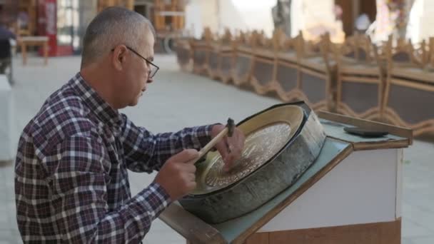 Maître Boukhara Grave Des Motifs Sur Plateau Mouvement Lent — Video