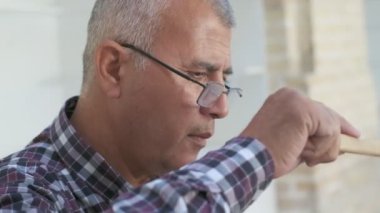 Bir Buhara ustasının portresi tepsiye oyma kalıpları, yavaş çekim