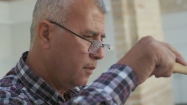 Bir Buhara ustasının portresi tepsiye oyma kalıpları, yavaş çekim