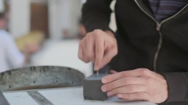 Usta oymacı, aleti yakın plan keskinleştirir. Yavaş çekim