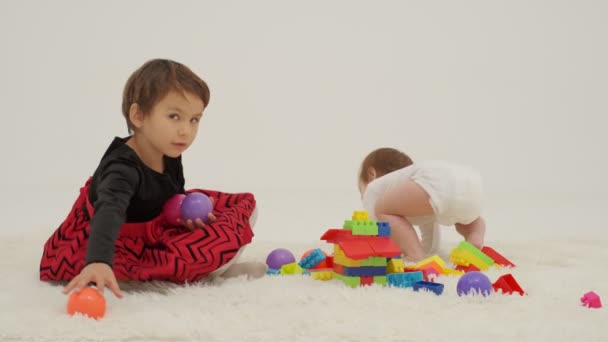 Twee Kleine Meisjes Die Speelgoed Spelen Een Witte Kamer Langzame — Stockvideo