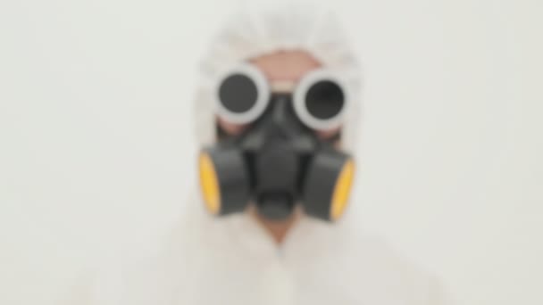 身穿化学防护服的人举杯 模糊的特写 慢动作 — 图库视频影像