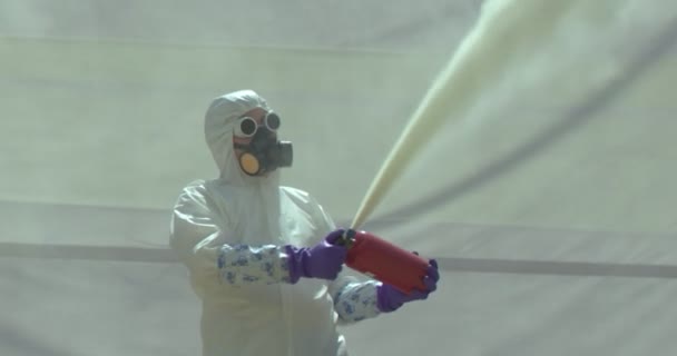 Человек Белом Комплекте Химической Защиты Использует Огнетушитель Замедленная Съемка — стоковое видео