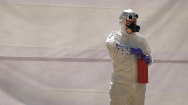 Mężczyzna Białym Pokoju Ochrony Chemicznej Używa Gaśnicy Zwolnione Tempo — Wideo stockowe