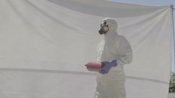 Man White Chemical Protection Suite Gebruikt Brandblusser Slow Motion — Stockvideo