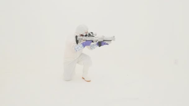 身穿白色化学防护服的男子瞄准的是假冲锋枪 动作缓慢 — 图库视频影像