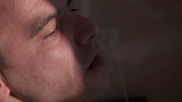Giovane Muscoloso Bruna Uomo Sta Bevendo Alcol Fumare Una Sigaretta — Video Stock