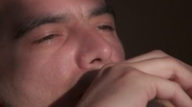 Kafkasyalı esmer erkek portresi. Yavaş çekim