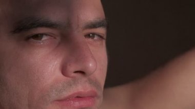 Kafkasyalı esmer erkek portresi. Yavaş çekim