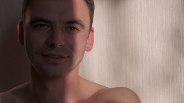 Close Kaukasischen Brünetten Männlichen Gesicht Porträt Zeitlupe — Stockvideo