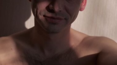 Kafkasyalı esmer erkek portresi. Yavaş çekim