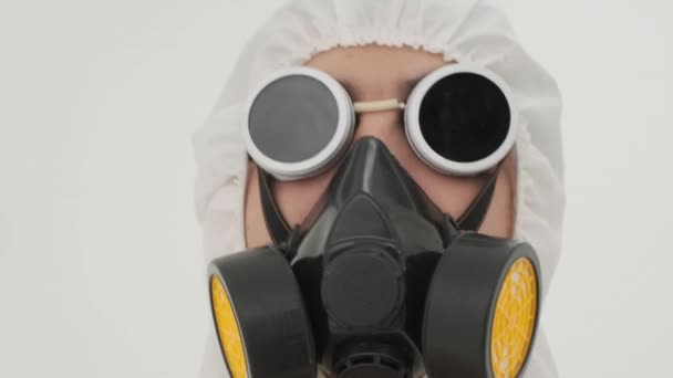 穿着白色化学防护服的男人头靠上呼吸器 慢动作 — 图库视频影像