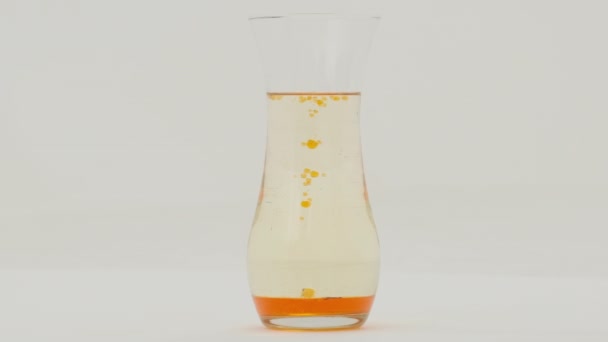 Lave Orange Effet Lampe Dans Vase Verre Sur Fond Blanc — Video