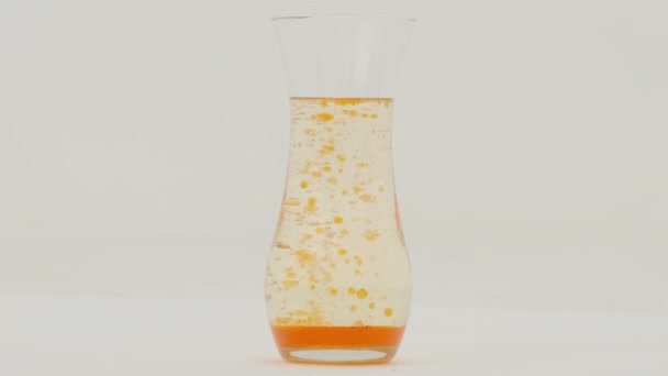 Oranje Lavalamp Effect Een Glazen Vaas Witte Achtergrond Slow Motion — Stockvideo