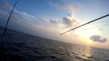 Gün doğumunda balıkçı teknesinin üzerinde uçan küçük özel bir uçak. Maldivler.