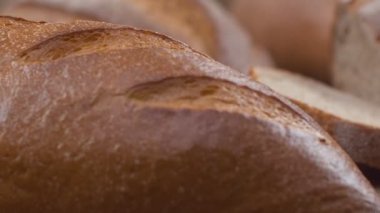 Taze pişmiş tahıllı ekmeğin yakın çekimi yavaş çekimde hareket eder..
