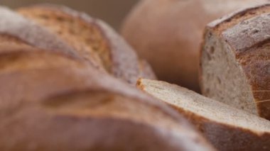 Taze pişmiş tahıllı ekmeğin yakın çekimi yavaş çekimde hareket eder..