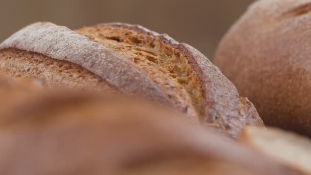 Zbliżenie Świeżego Pieczonego Chleba Pełnoziarnistego Poruszają Się Zwolnionym Tempie — Wideo stockowe