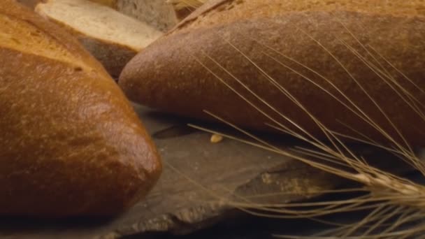 Zbliżenie Świeżego Pieczonego Chleba Pełnoziarnistego Poruszają Się Zwolnionym Tempie — Wideo stockowe