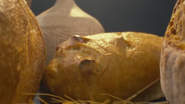 Close Van Vers Gebakken Volkoren Brood Tegen Achtergrond Van Een — Stockvideo