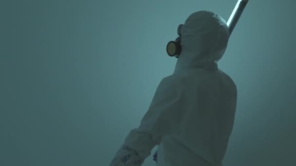 Людина Білому Комплекті Хімічного Захисту Марширує Охоронець Честі Дбайливої Люмінесцентної — стокове відео