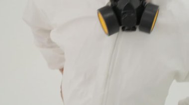 Beyaz kimyasal korumalı süitte solunum cihazı açık gülümseyen bir adam. Beyaz arkaplan, kamerayı kapat