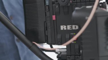 Kırmızı kamera yakın plan. Bulanıklıktan yakınlaş, sonra zum yap. Beyaz arkaplan