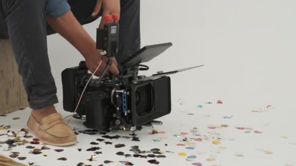 Cameraman Denim Shirt Shoots Rode Camera Geplaatst Vloer Die Bedekt — Stockvideo