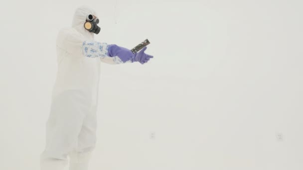 Ένας Άντρας Άσπρη Στολή Χημικής Προστασίας Και Μάσκα Αερίων Ανατινάζει — Αρχείο Βίντεο