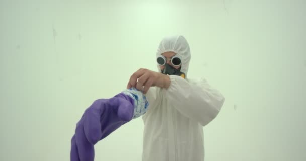 Nahaufnahme Eines Mannes Weißem Chemikalienschutzanzug Und Gasmaske Mit Violetten Schutzhandschuhen — Stockvideo