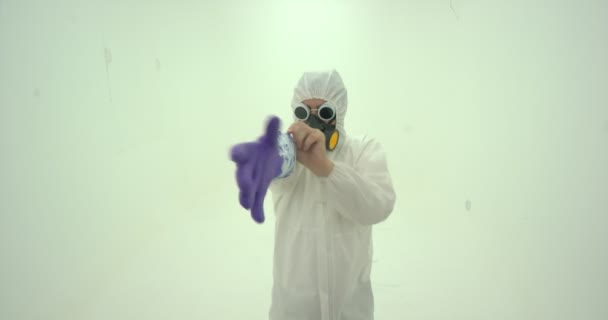 Nahaufnahme Eines Mannes Weißem Chemikalienschutzanzug Und Gasmaske Mit Violetten Gummischutzhandschuhen — Stockvideo