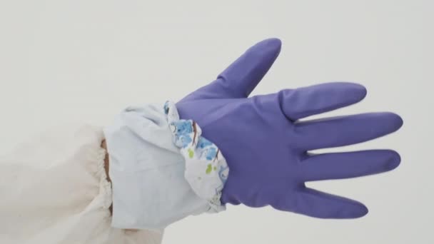 身着白色化学防护服 戴防毒面具的男子特写 戴上紫色橡胶防护手套 动作缓慢 — 图库视频影像