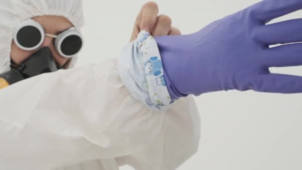 Nahaufnahme Eines Mannes Weißem Chemikalienschutzanzug Und Gasmaske Mit Violetten Gummischutzhandschuhen — Stockvideo